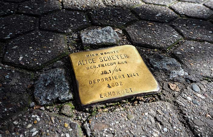 Dieser Stolperstein im Pflaster der Maria-Hilf-Straße ist Alice Scheyer, geborene Friedmann,  gewidmet. Foto: David Korsten